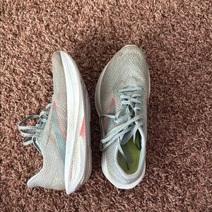 Stylish Women's Running Shoes in Light Gray